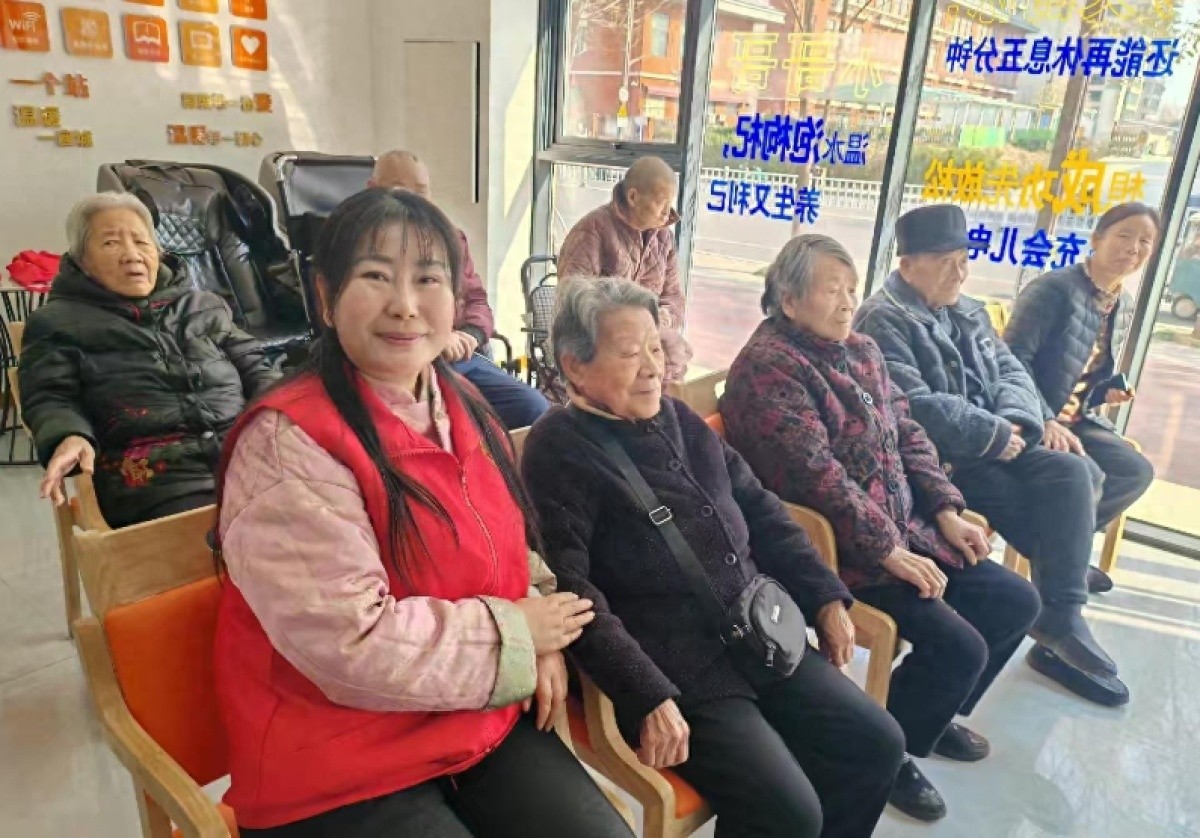 冬至温暖行动：志愿者包饺子，老年大学精彩演出感动全场  第1张