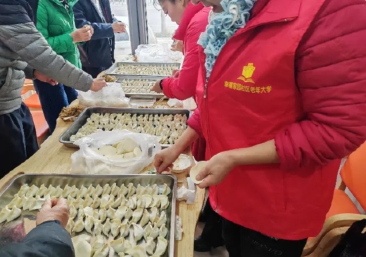 冬至温暖行动：志愿者包饺子，老年大学精彩演出感动全场  第3张