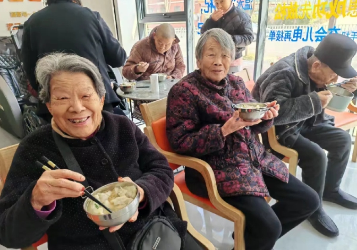 冬至温暖行动：志愿者包饺子，老年大学精彩演出感动全场  第4张
