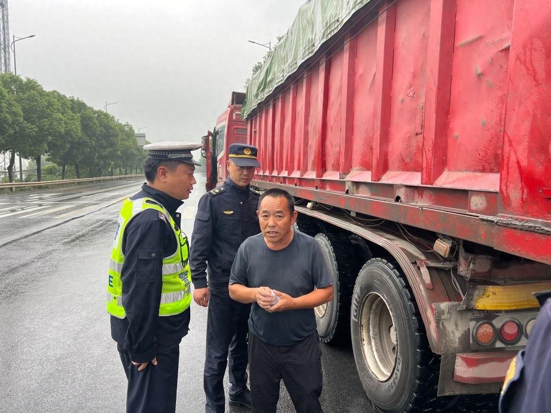 长兴县综合行政执法局洪桥中队联合多部门开展道路扬尘专项整治，成效显著  第1张