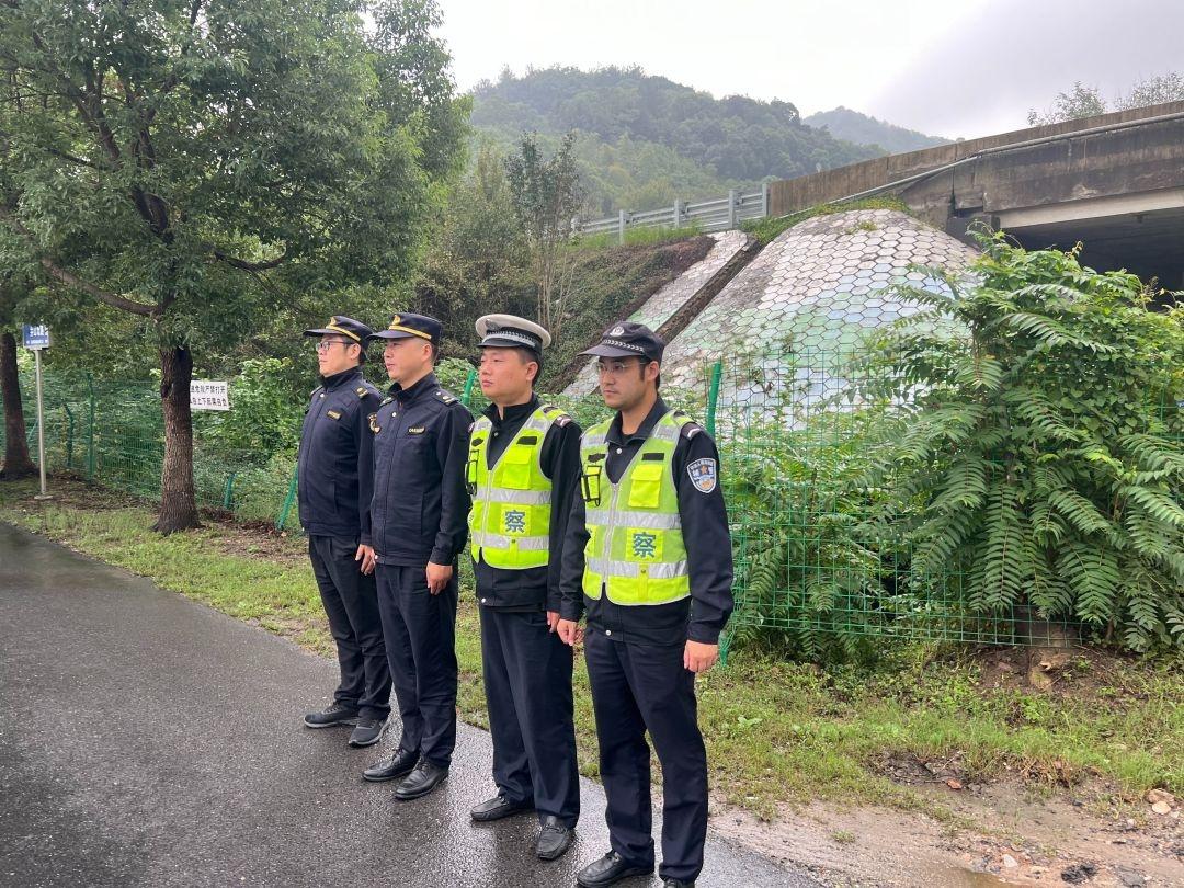 长兴县综合行政执法局洪桥中队联合多部门开展道路扬尘专项整治，成效显著  第2张