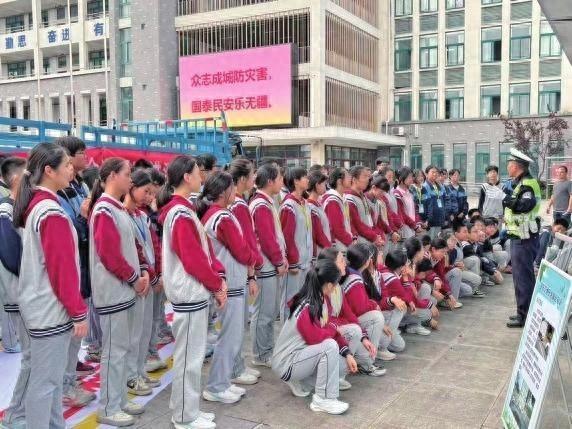 直击痛点！大货车盲区有多可怕？万春中学告诉你