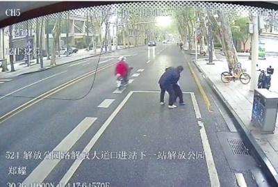 司机飞奔下车扶起摔倒老人，网友：这一扶，暖了一座城  第2张