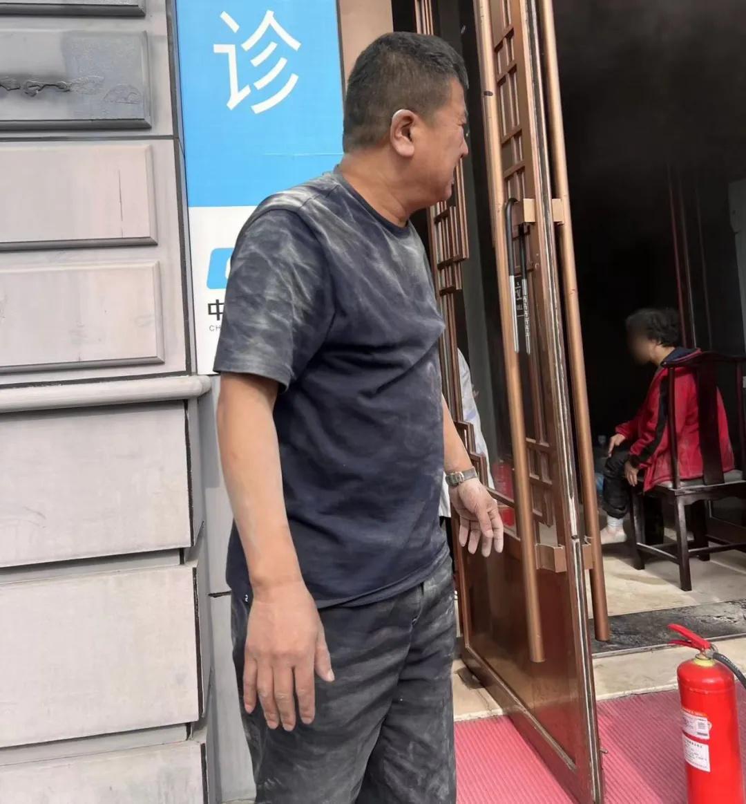 三进火场！老民警灭火后默默离去，他是谁？  第2张