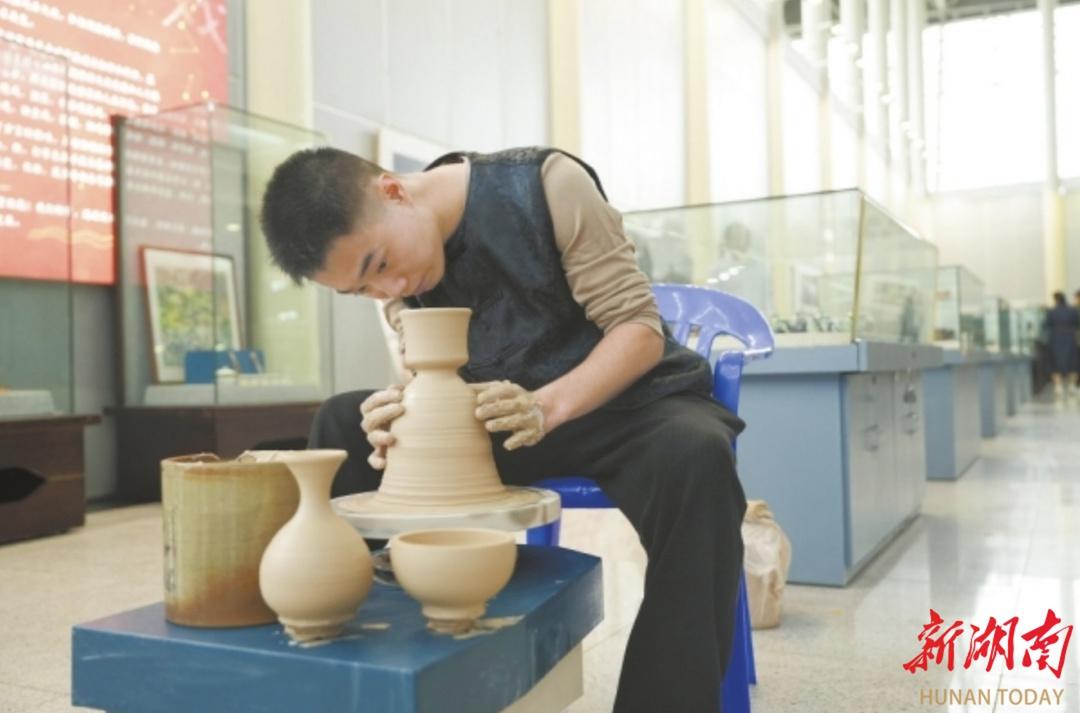 霜降时节，窑内温差 1 千多摄氏度，竟能烧出釉下多彩的长沙窑铜官陶瓷  第2张