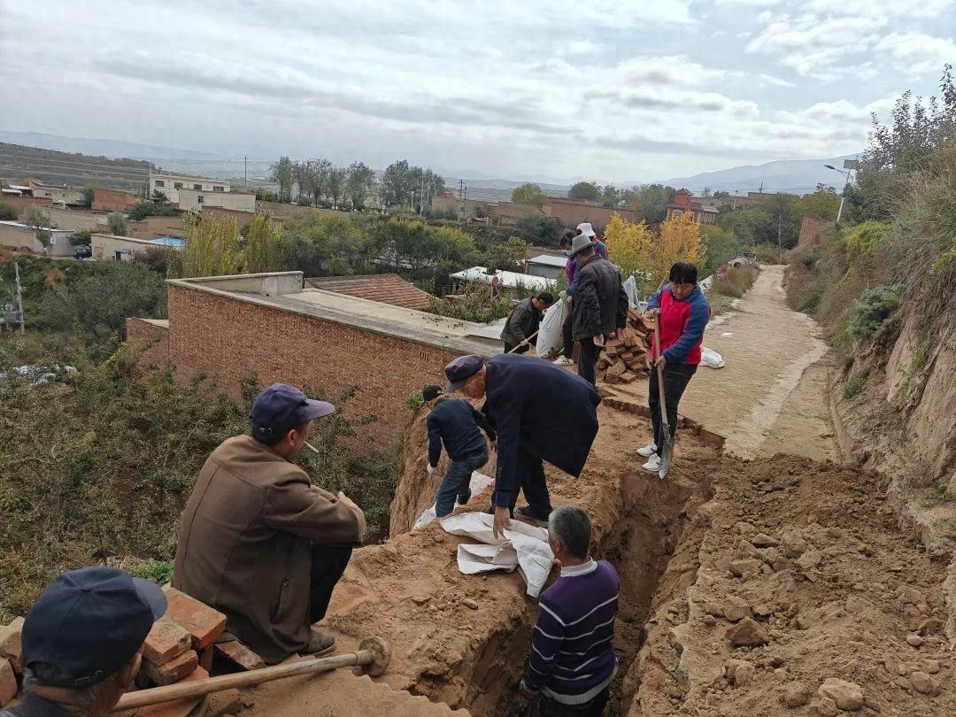 七里河区及时修复受损道路,保障村民秋收通行无阻 第1张 七里河区及时修复受损道路,保障村民秋收通行无阻 第1张