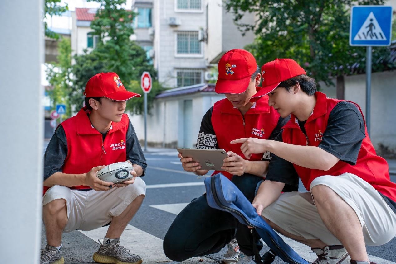 厉害了！4 名三峡大学研究生一天排查 50 余个盲道破损点位  第1张