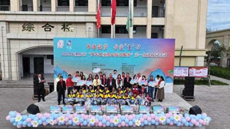 九家图书馆携手走进小学，千余册图书搭建知识桥梁，孩子们笑了  第1张