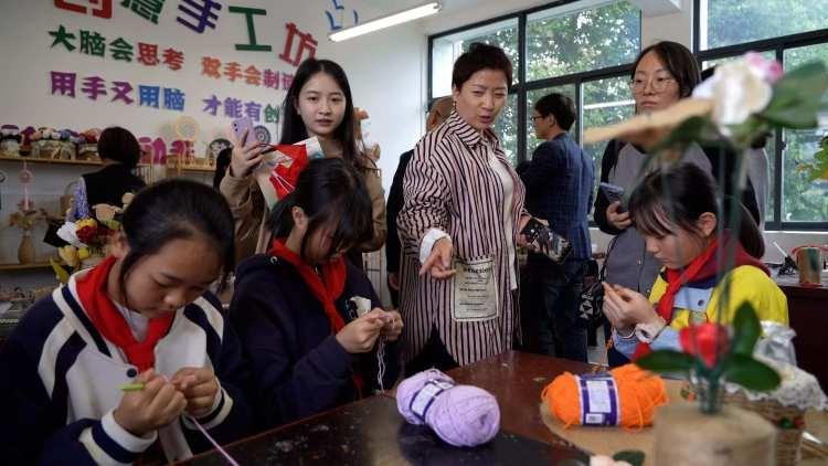 九家图书馆携手走进小学，千余册图书搭建知识桥梁，孩子们笑了  第2张