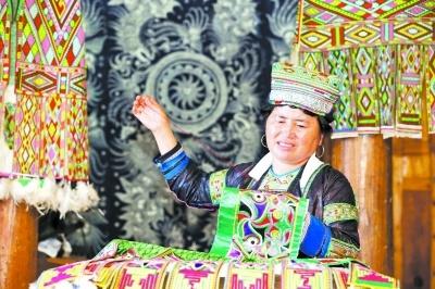 走进摆贝村，探寻苗族百鸟衣背后的非遗传承与乡村振兴故事  第1张