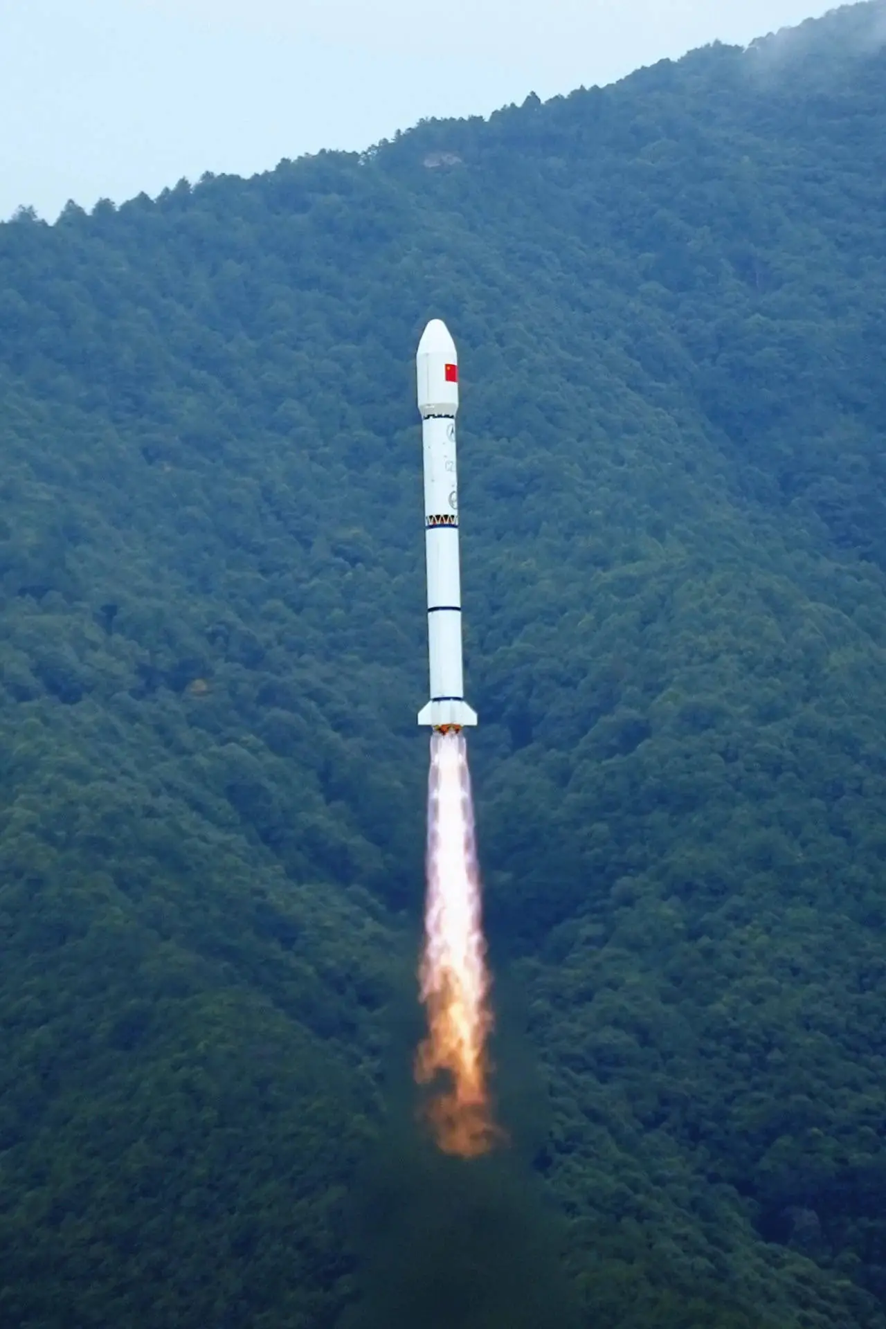10 月 23 日，长征二号丙运载火箭点火升空，遥感四十三号 03 组卫星成功入轨