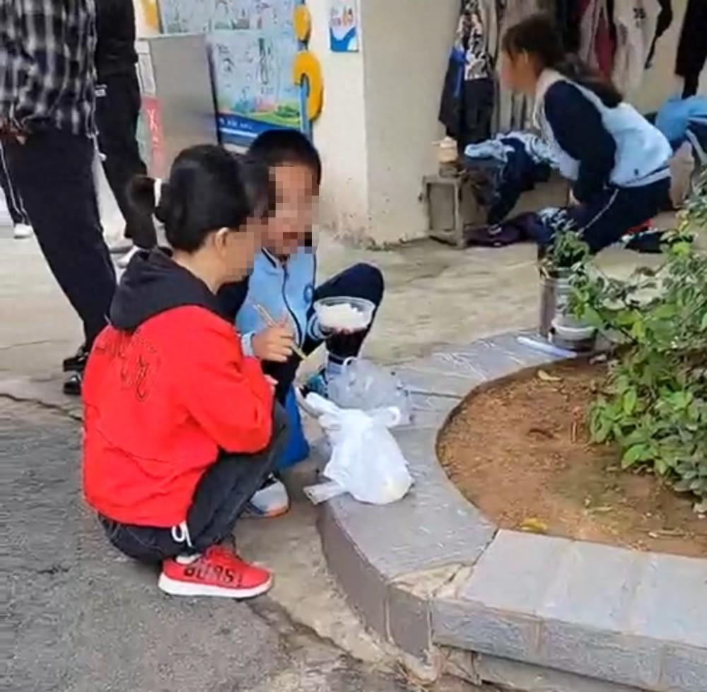 学生自带饭只能蹲室外吃？株洲一学校规定引热议  第1张