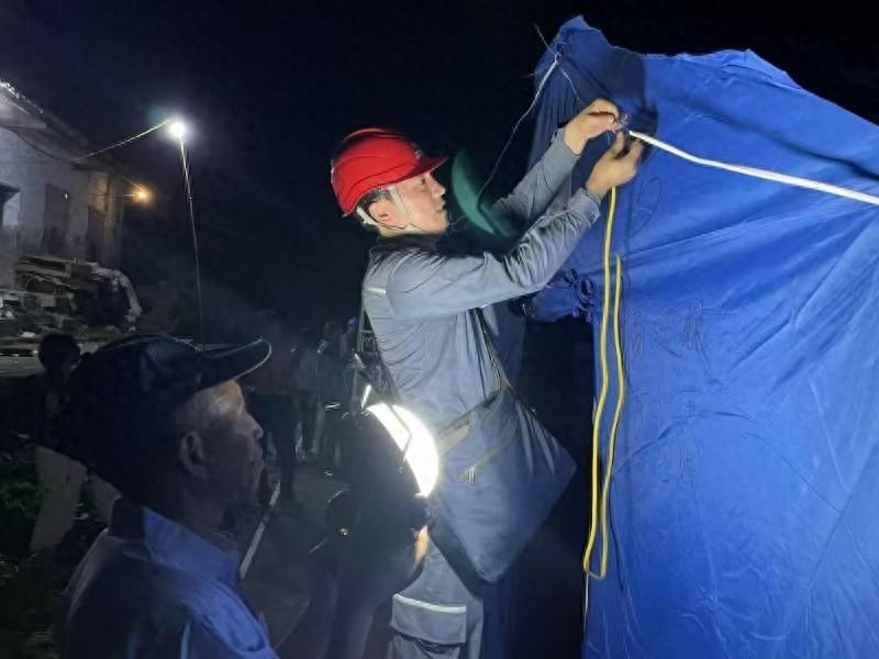 深夜徒步 30 公里，只为点亮灾区第一盏灯  第1张