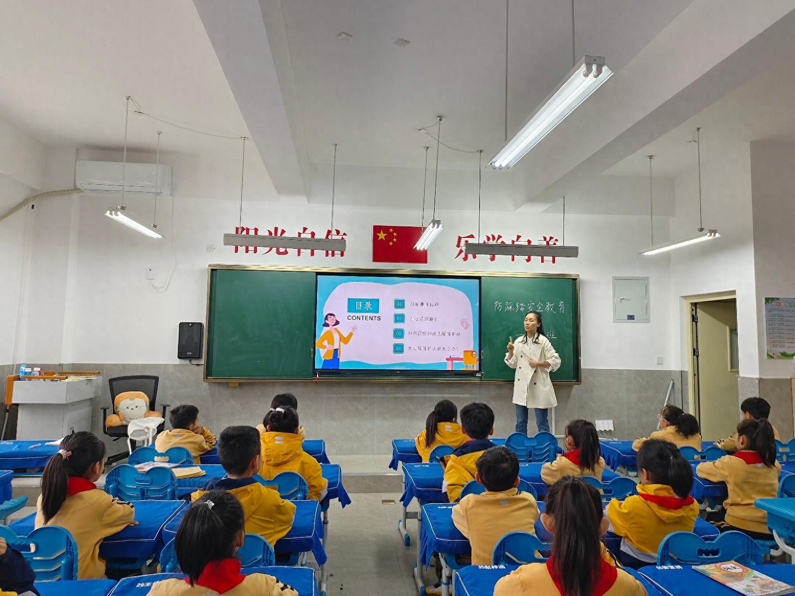 郑州一学校举行安全防踩踏应急疏散演练，场面震撼