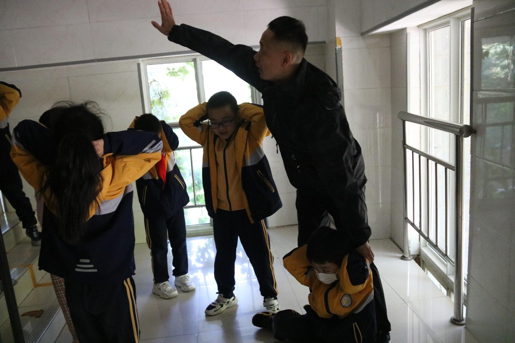 郑州一学校举行安全防踩踏应急疏散演练，场面震撼  第2张