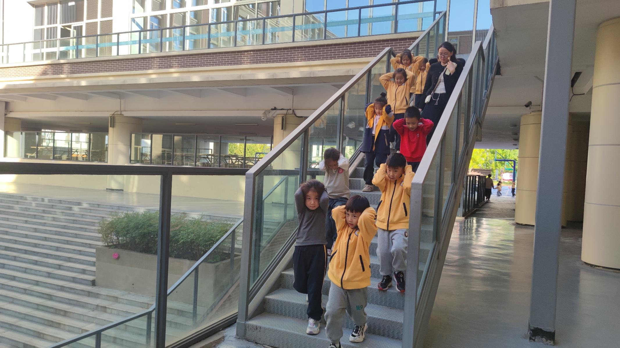 郑州一学校举行安全防踩踏应急疏散演练，场面震撼  第3张