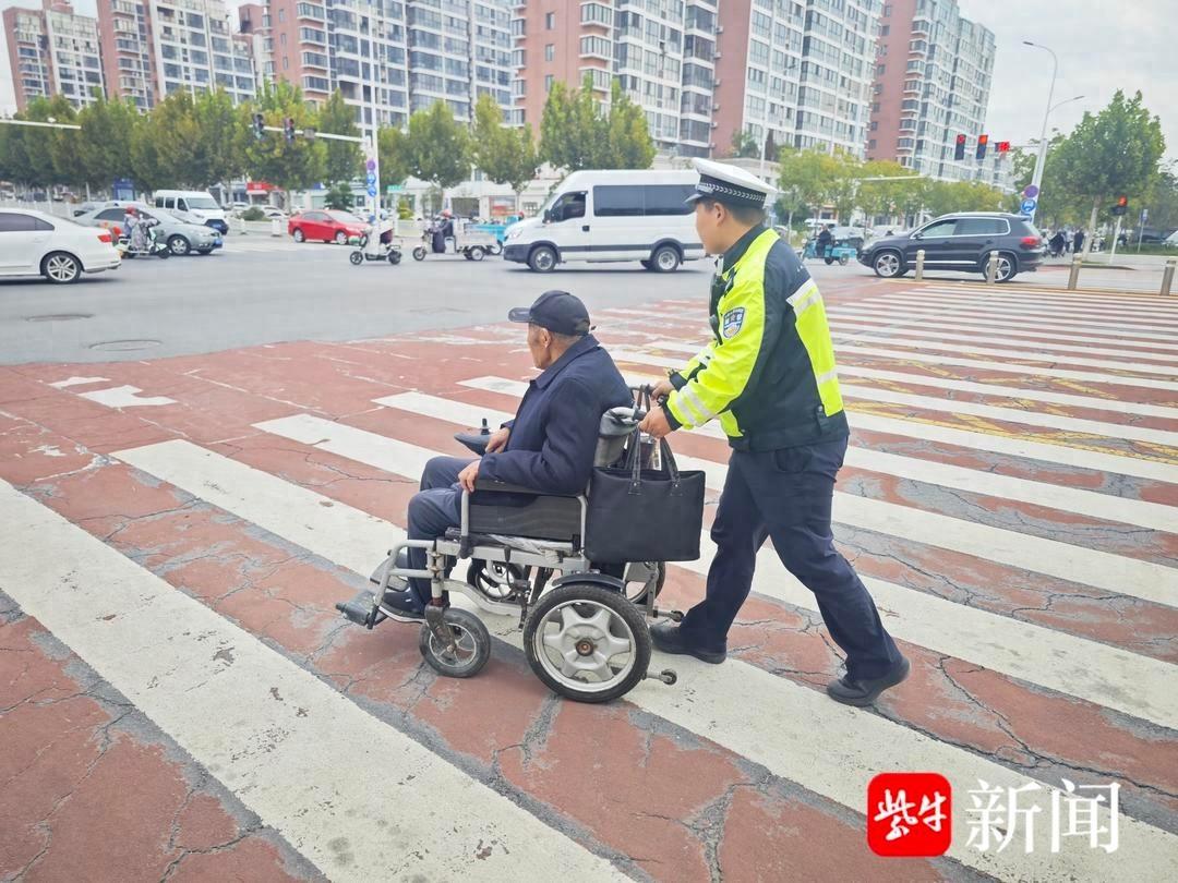 辅警飞奔护送逆行老人，这一善举感动众人  第1张