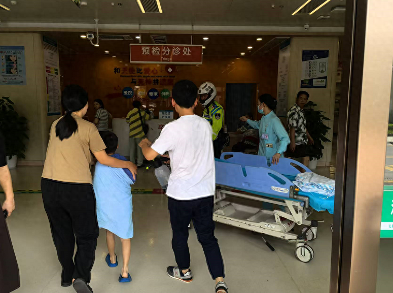 紧急！龙岗一男孩被大面积烫伤，交警铁骑迅速护送就医  第1张