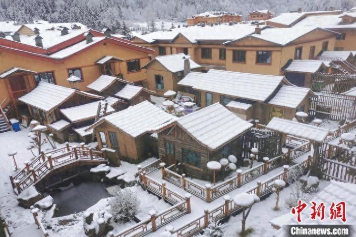 10 月 23 日中国雪乡竟迎来今秋首场降雪，积雪厚度约 厘米  第1张