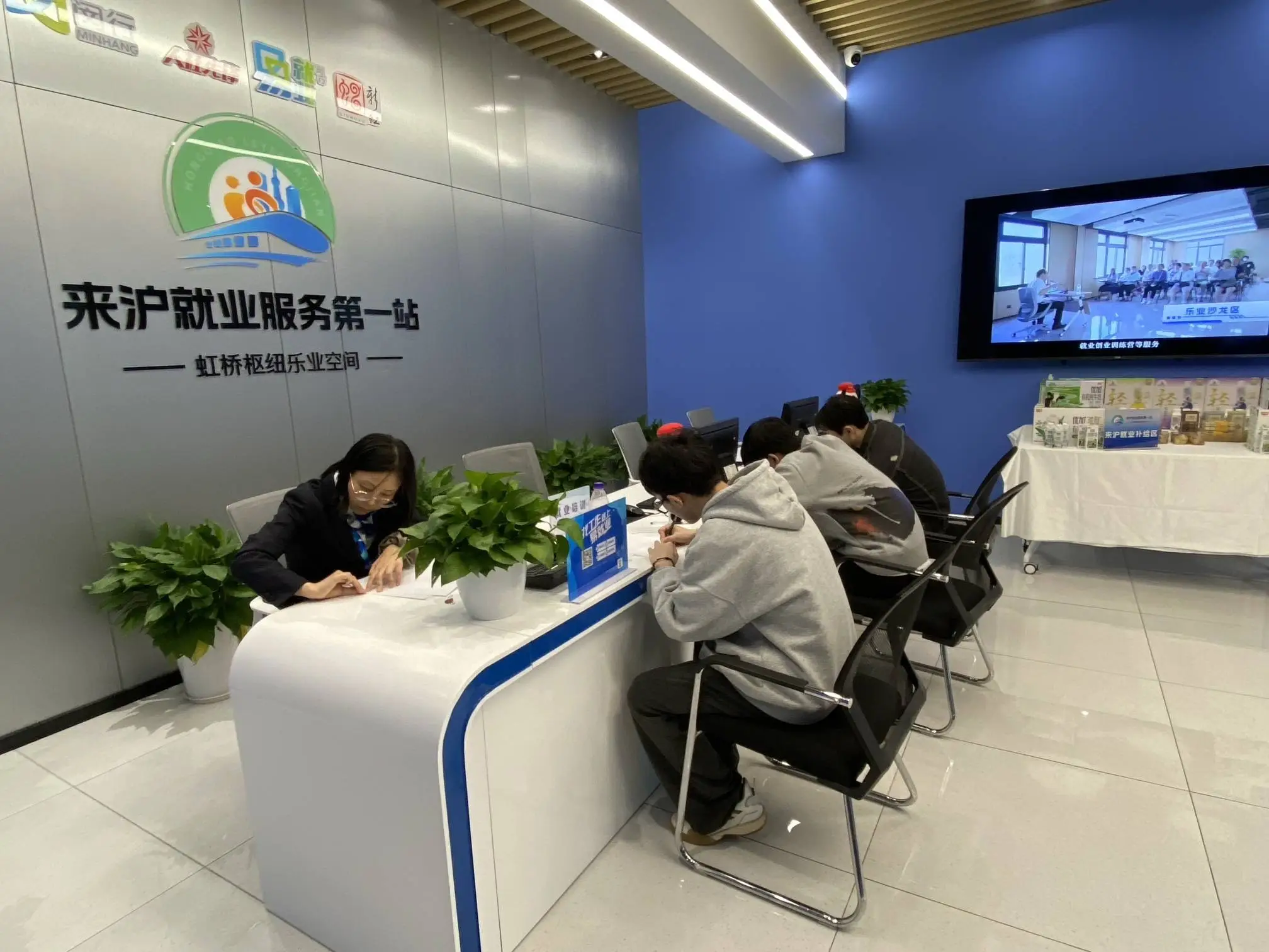 太方便了！来沪求职者不出站就能找工作，350 多个岗位等你来  第3张