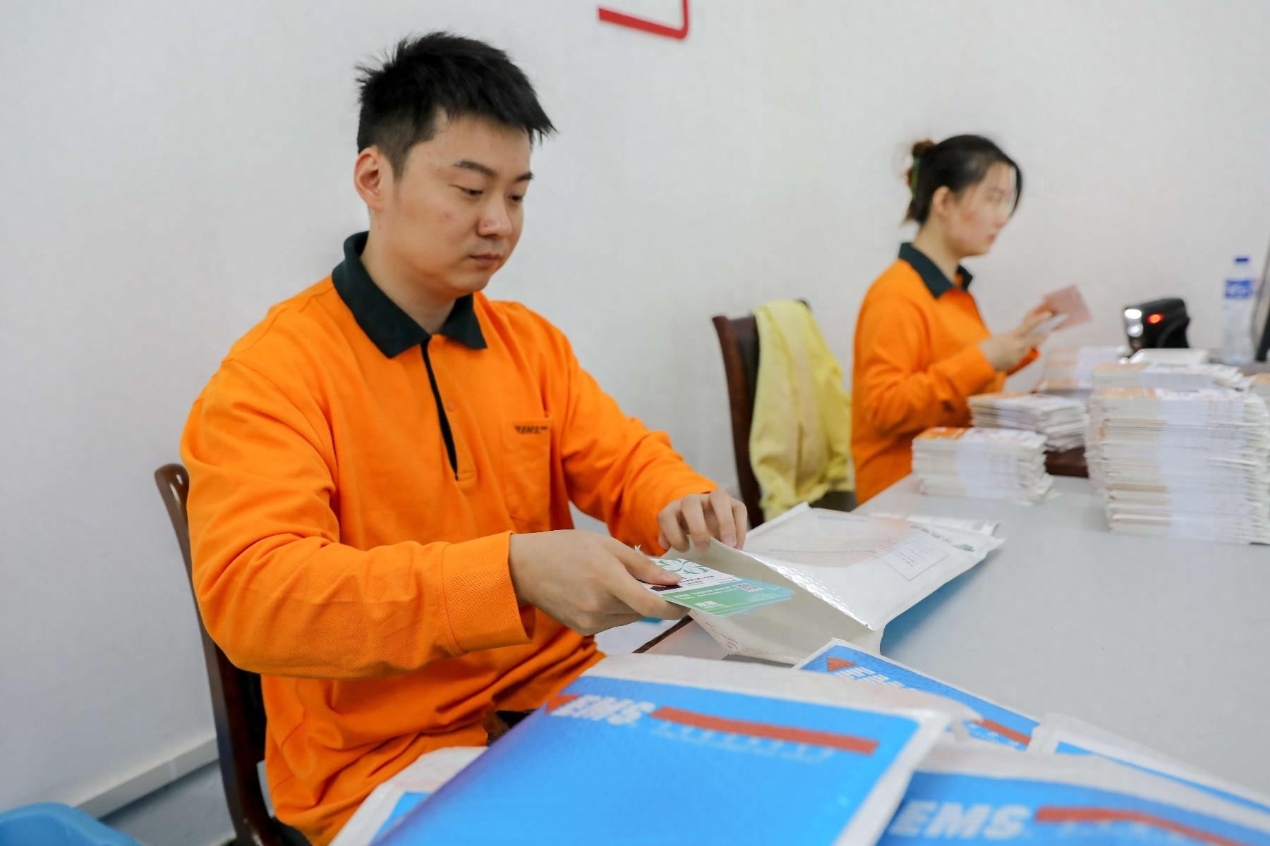 第七届进博会证件寄递工作进入冲刺阶段，日均处理量高达 1.4 万件  第1张