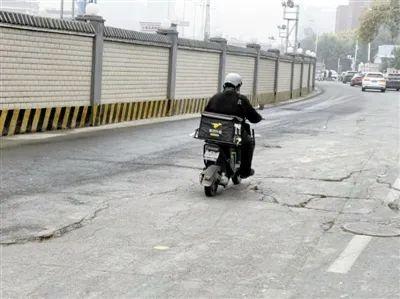坑洼不平的道路，何时才能修好？市民：修地铁我们全力支持，但这路也太颠簸了