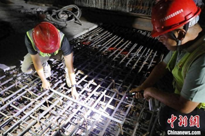 柳梧铁路金田紫荆河特大桥连续梁合龙，打通架梁关键通道