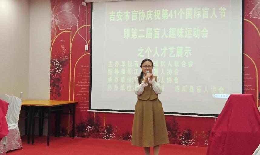 国际盲人节遂川举办才艺表演，盲人歌手闯码头嗨翻全场  第3张