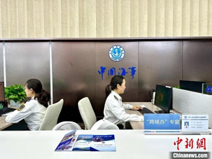 船员异地换证不再难！洋山港海事局跨域办三步工作法，批量解决船员换证问题  第1张