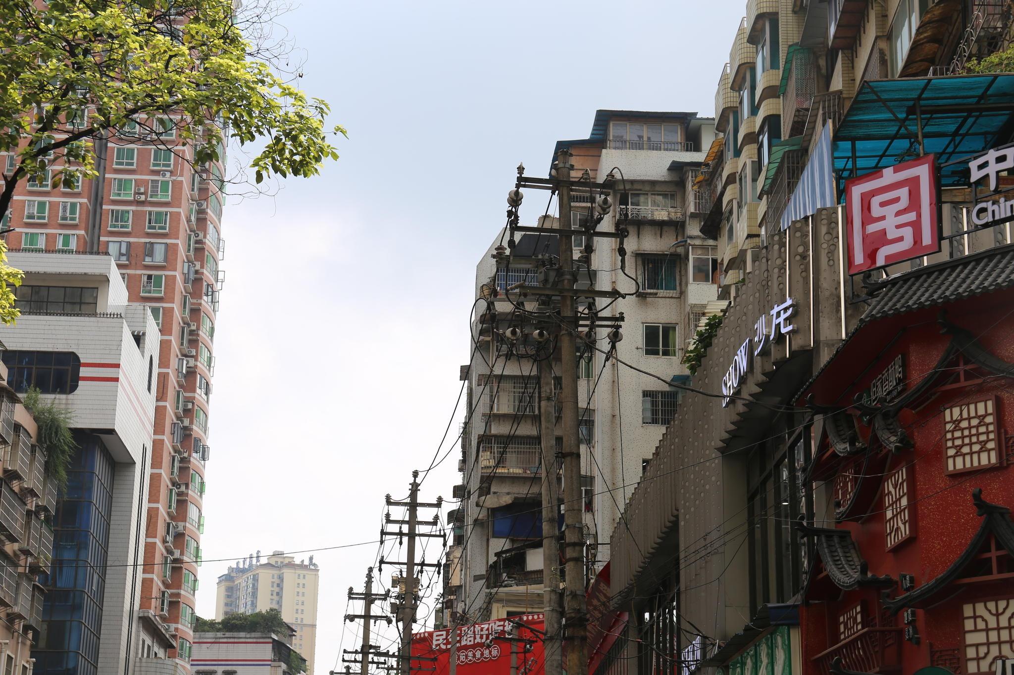 贵阳民生路：蜘蛛网消失，城市更美丽，小吃更香  第3张
