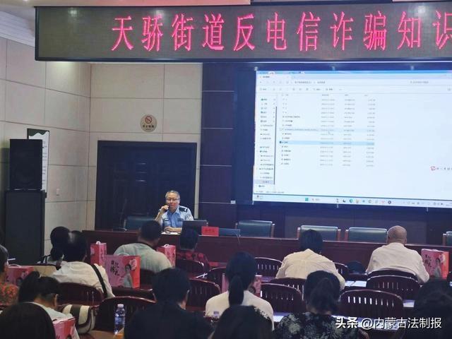 一把雨伞引发的暖心故事，这位民警的敬业态度让人折服  第2张