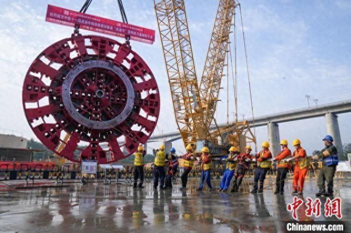 成渝中线高铁建设现场，盾构机刀盘吊装到位，掘进施工进入倒计时  第1张