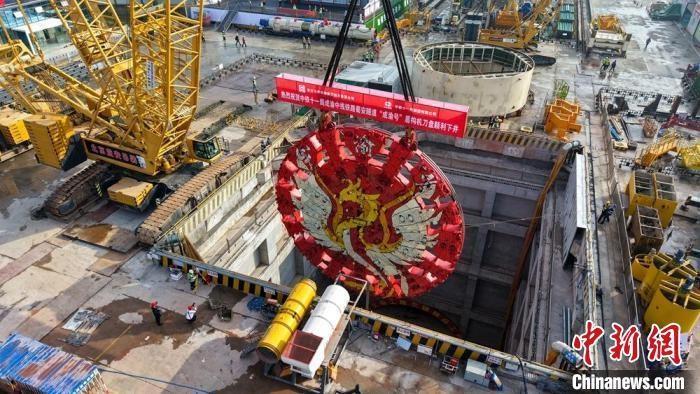 成渝中线高铁建设现场，盾构机刀盘吊装到位，掘进施工进入倒计时  第2张