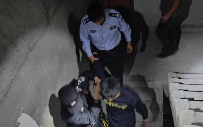 15 岁少年欲轻生，民警箭步上前，成功将其从 19 楼楼顶救下  第1张