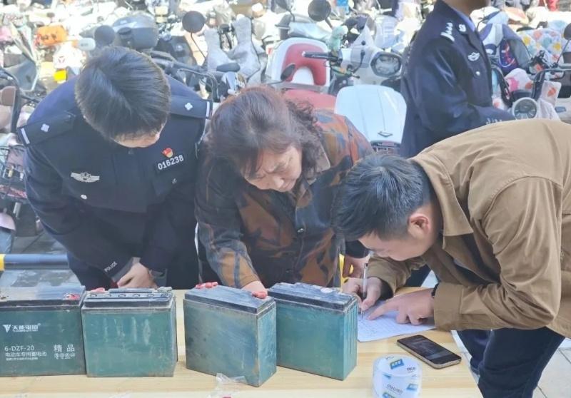 灞桥警方破获盗窃案，200 余块被盗电瓶物归原主  第2张