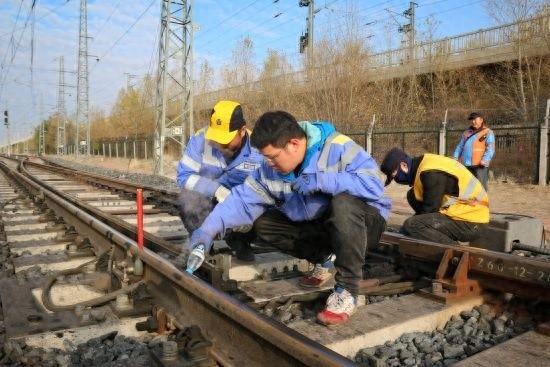 铁路道岔融雪设备检修，确保冬季铁路运行安全  第1张