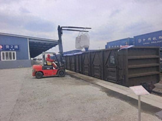 哈尔滨铁路助力大庆石化，90 车 4590 吨催化剂接卸忙  第1张