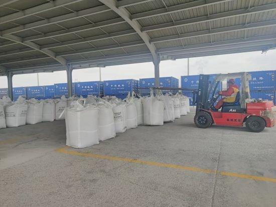 哈尔滨铁路助力大庆石化，90 车 4590 吨催化剂接卸忙  第2张