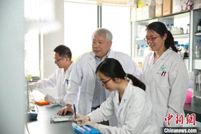 50 后院士丁健：敢言的科研人，带领团队研发抗肿瘤新药
