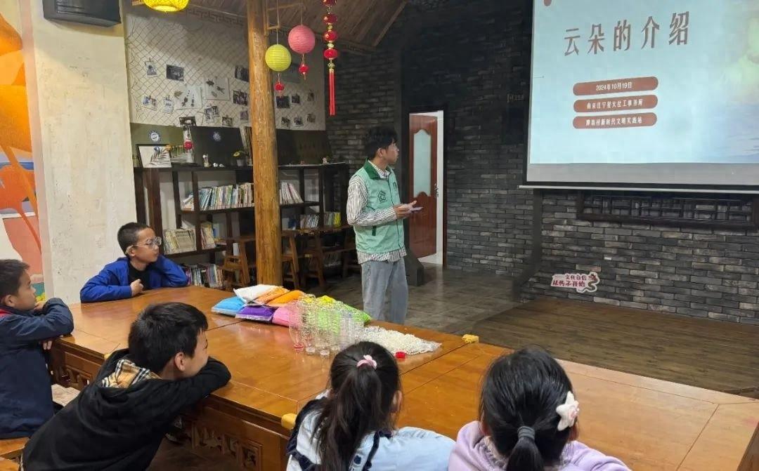 快来看看！小小探索家们如何用双手创造出属于自己的云朵灯