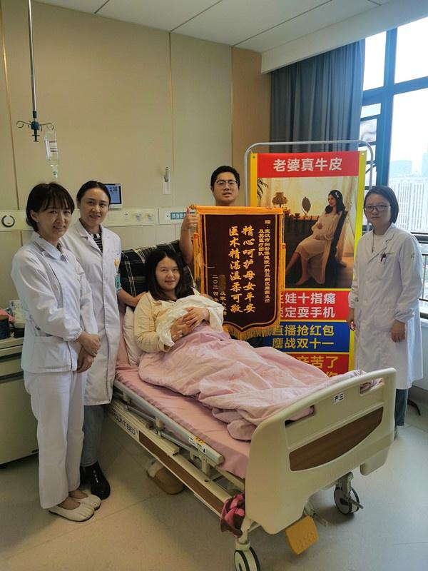 妻子生娃淡定玩手机，老公陪伴别出心裁  第2张