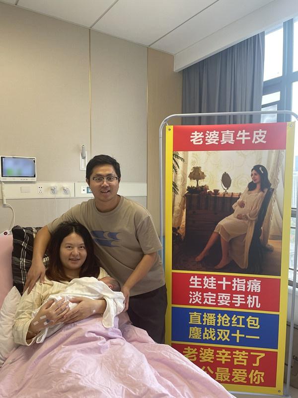 妻子生娃淡定玩手机，老公陪伴别出心裁  第3张