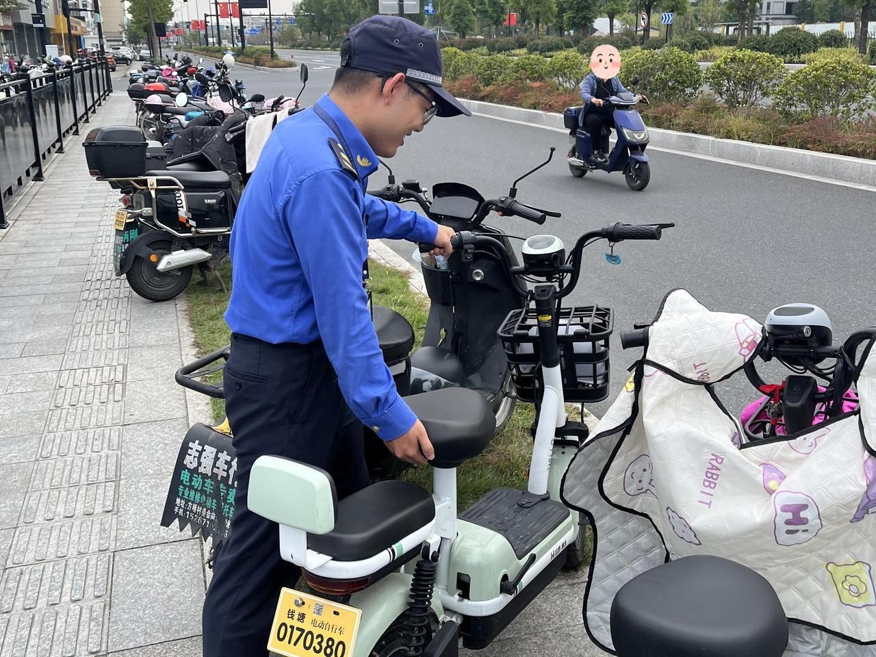 一天收到四面锦旗，钱塘区综合行政执法局究竟做了什么？  第4张