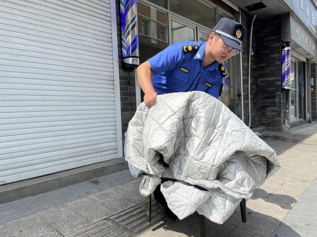一天收到四面锦旗，钱塘区综合行政执法局究竟做了什么？  第6张