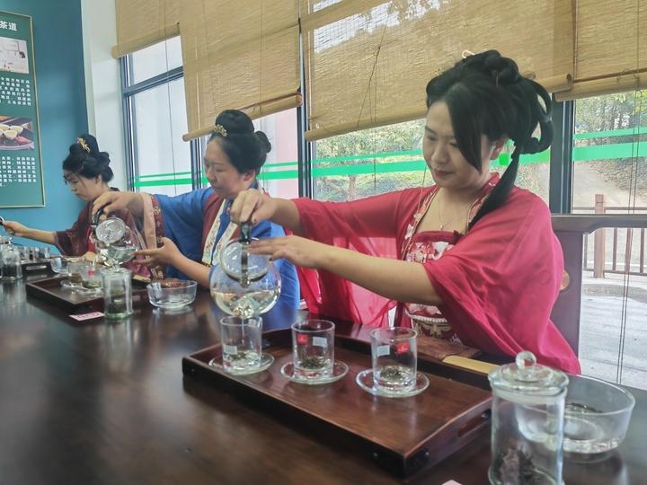 宿城街道举办一叶富一业 云雾茶飘香主题活动，茶艺表演惊艳全场  第2张