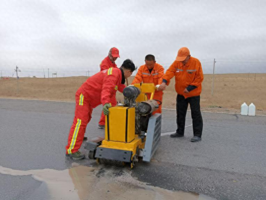 公路养护新突破！小型路面铣刨机升级，为安全舒适出行保驾护航  第1张