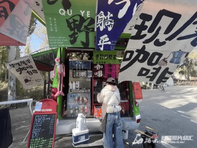 夫妻辞职花五六十万买车改装，边玩边赚钱  第2张