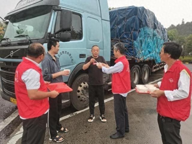 服务区送桂花羹，温暖司乘心！你想不想来一碗？  第1张