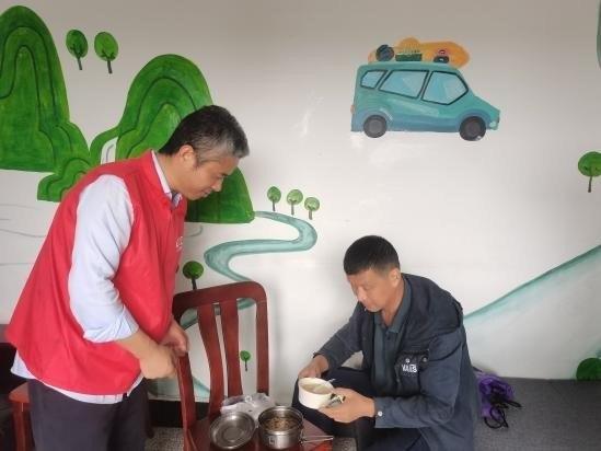 服务区送桂花羹，温暖司乘心！你想不想来一碗？  第3张