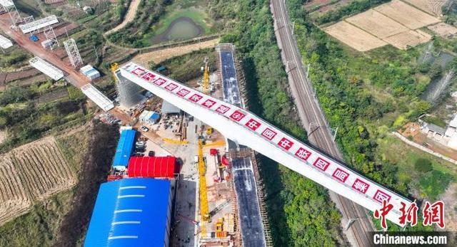 国内首例倒置连续梁成功转体，9000 吨 T 构梁如何实现空中华丽转身？